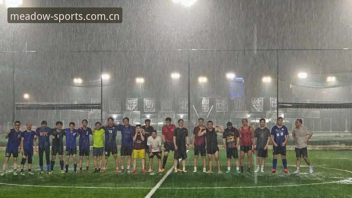 法国3-0伊拉克：一场被雷暴劈成两半的比赛，藏着世界杯射手王争夺战的全部剧情